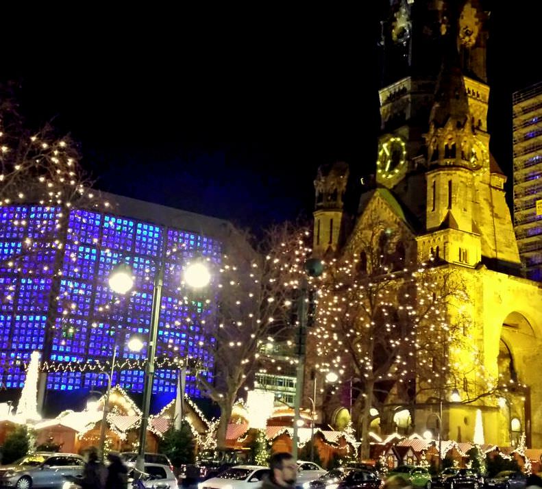 שוק חג מולד ליד כנסיית הזיכרון לקייזר וילהלם