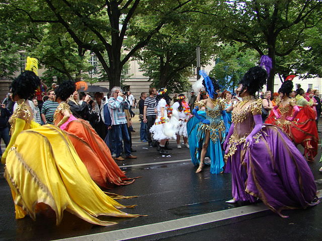 רקדניות במצעד הגאווה