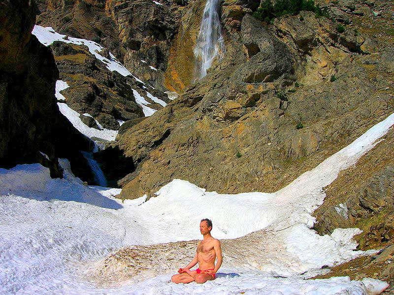 תרגול יוגה בשלג