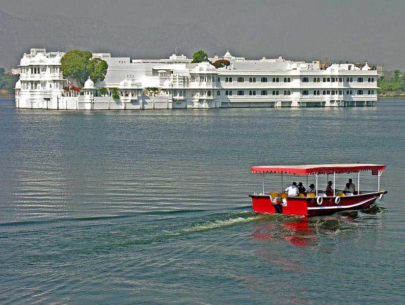 מלון Taj Lake Palace, שכיכב בסרט אוקטופוסי של ג