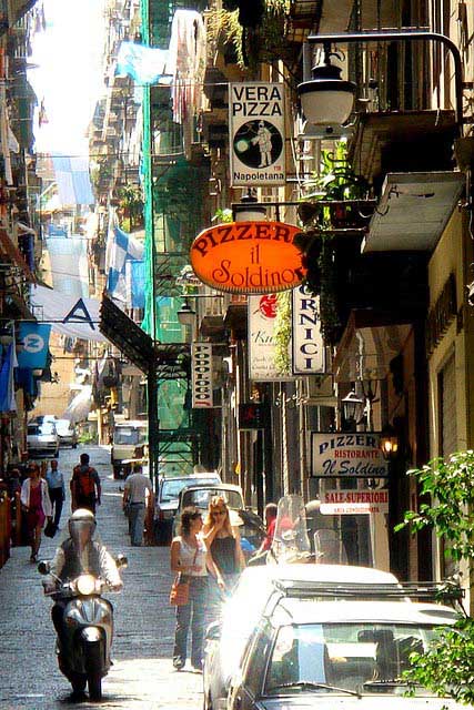 פיצריות ברחוב צדדי בנאפולי