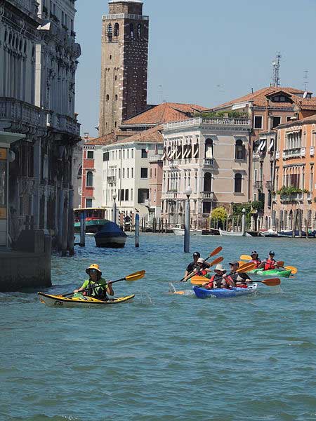שיט בקיאק בתעלה הגדולה של ונציה
