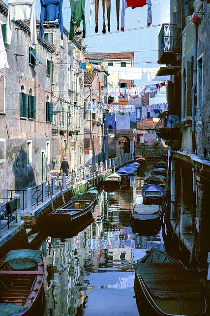 חבלי הכביסה מעל תעלה בוונציה