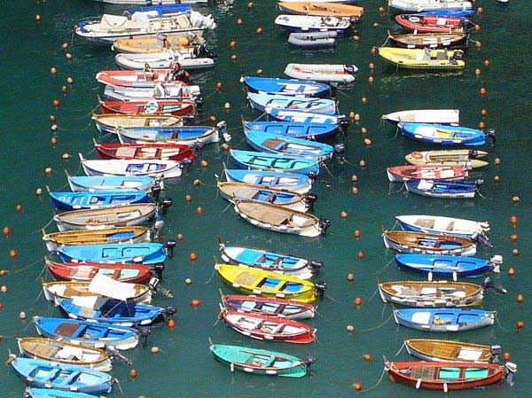 סירות עוגנות בכפר ורנאצה