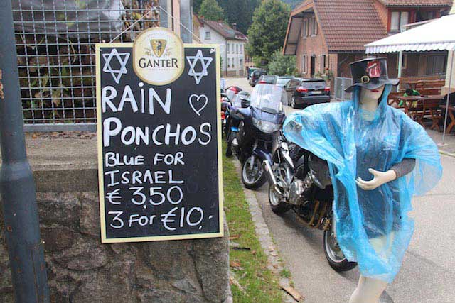 שכמיה נגד גשם. הכחולות לישראלים בלבד